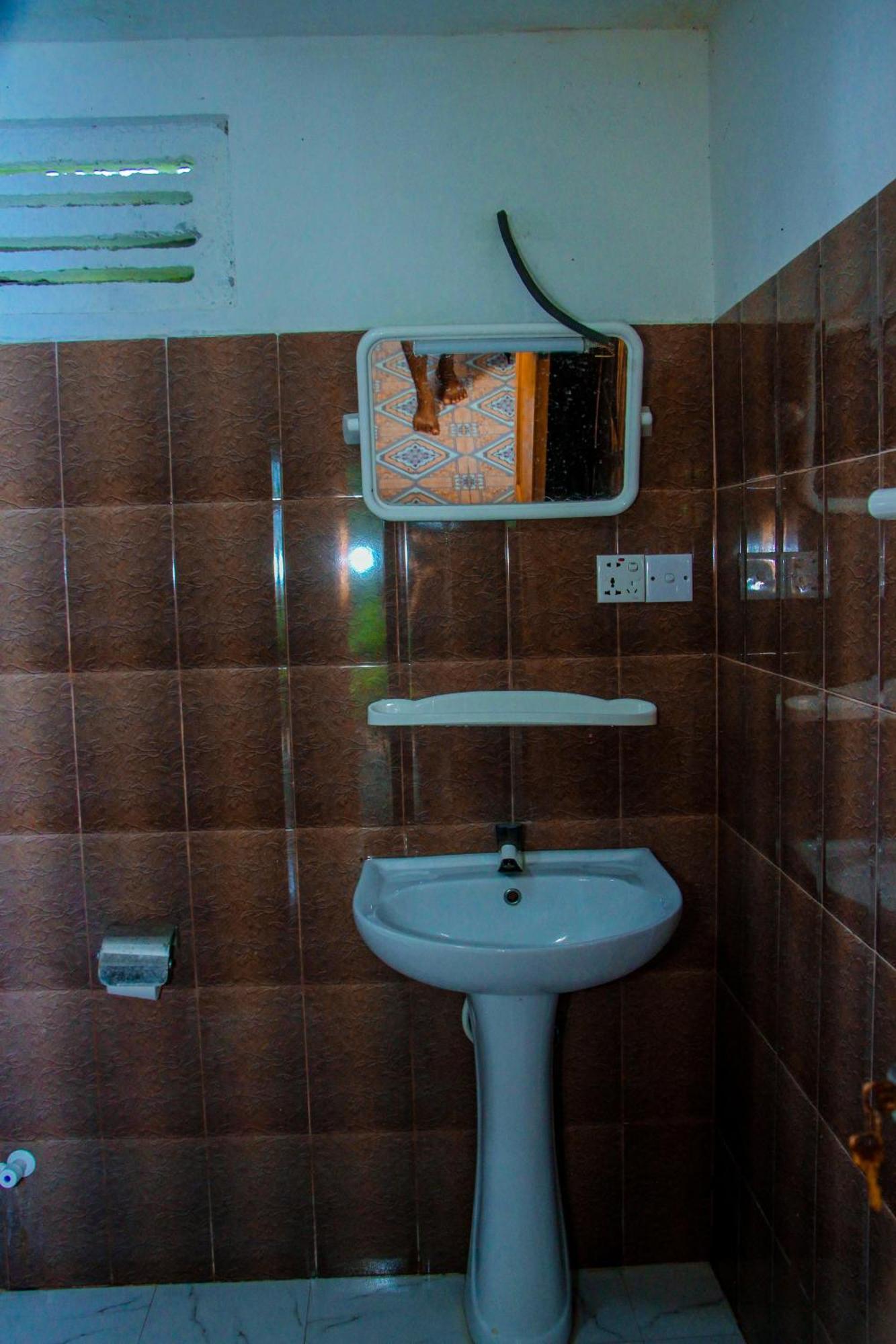 סיגירייה Chanaka Holiday Inn מראה חיצוני תמונה
