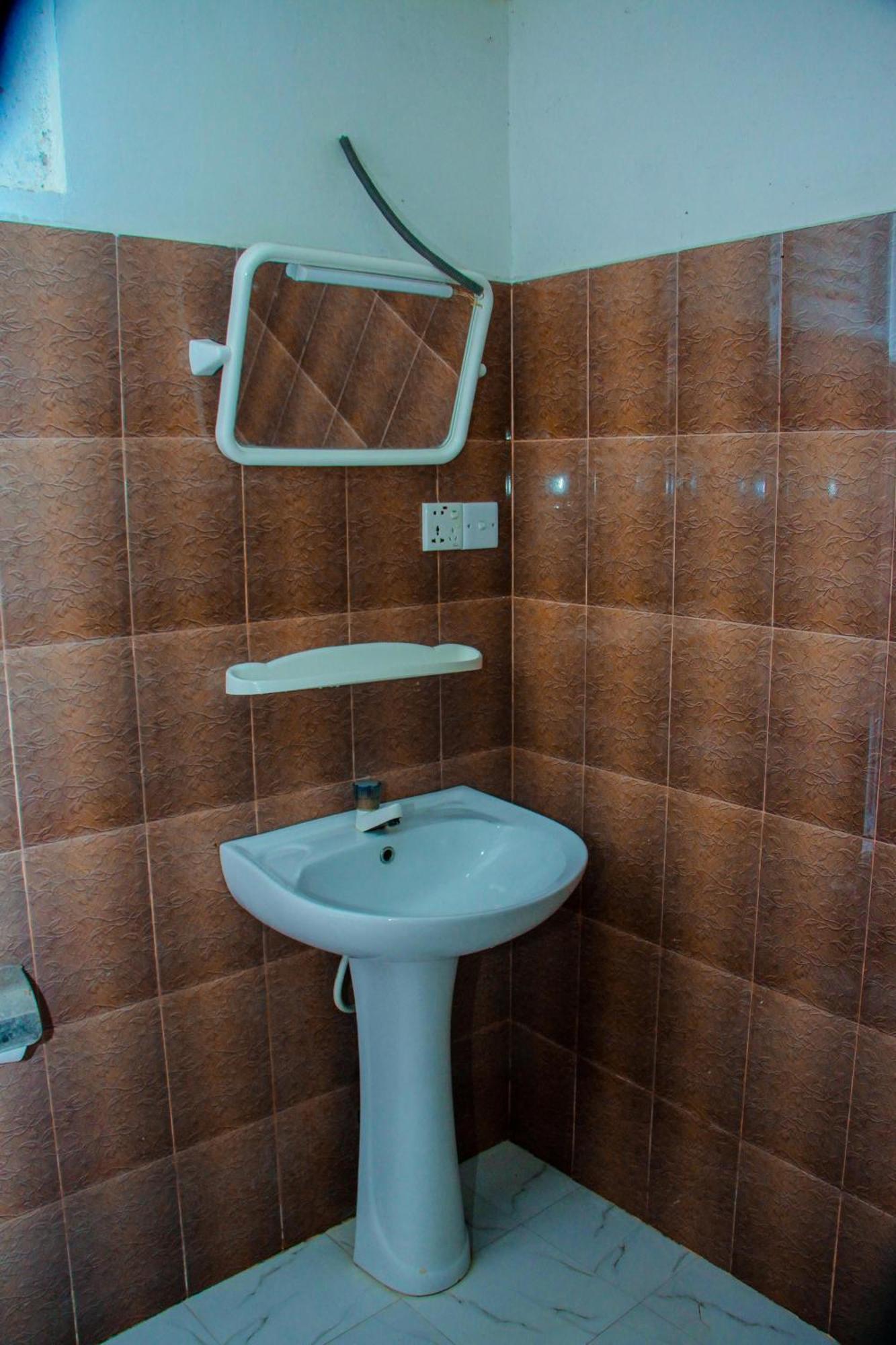 סיגירייה Chanaka Holiday Inn מראה חיצוני תמונה