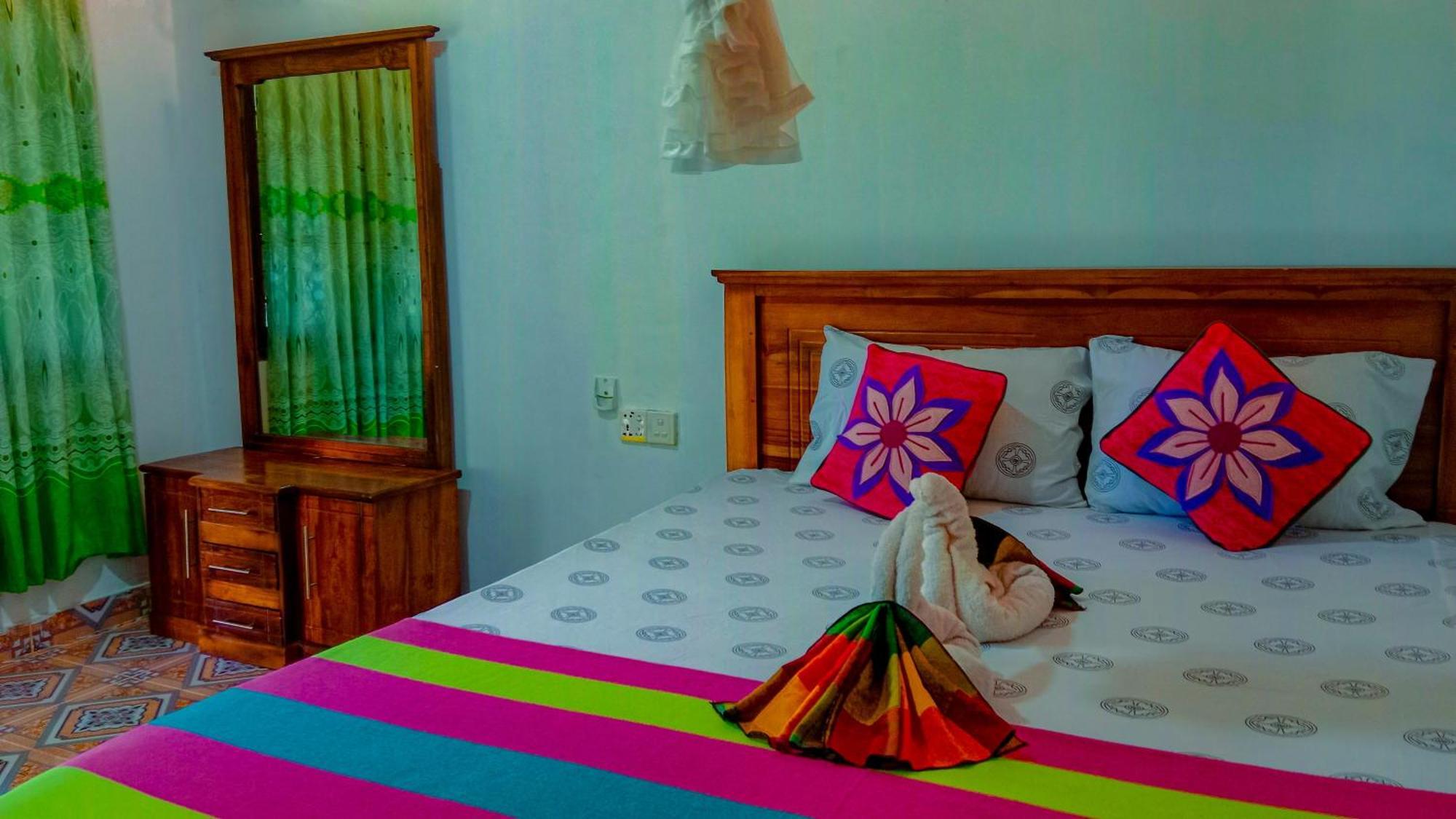סיגירייה Chanaka Holiday Inn מראה חיצוני תמונה