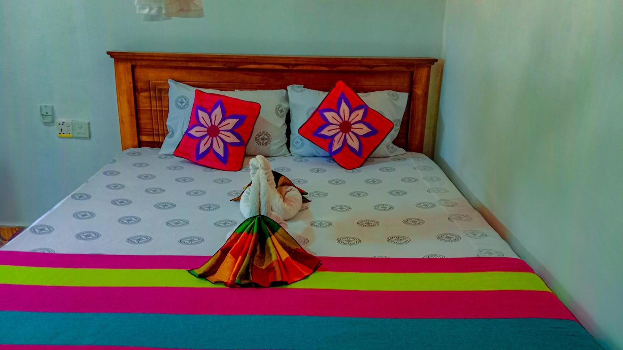 סיגירייה Chanaka Holiday Inn מראה חיצוני תמונה